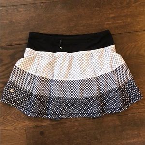 Lululemon patterned-black and white skirt